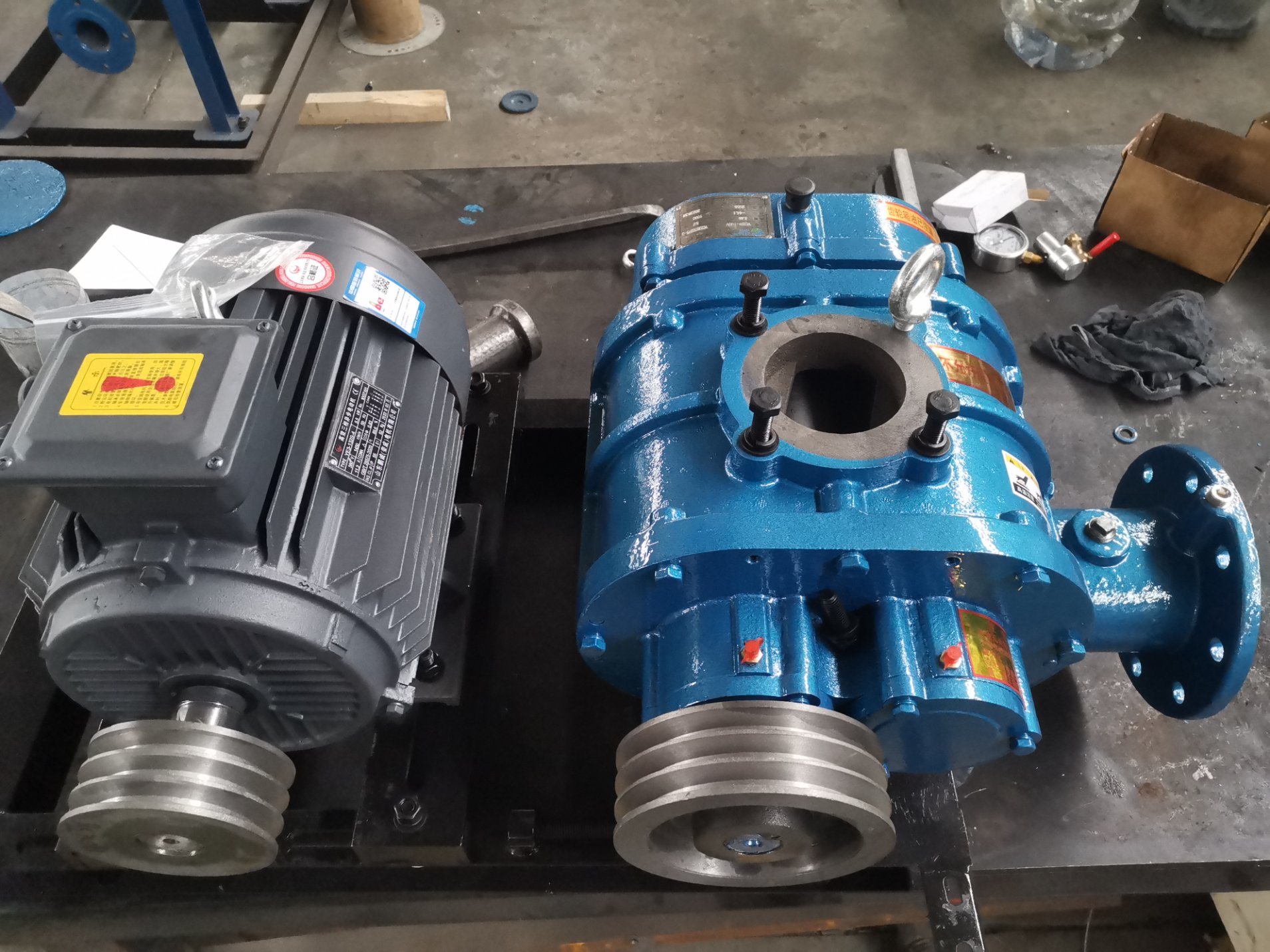 എയർ കൂളിംഗ് ഹൈ പ്രഷർ റൂട്ട്സ് ബ്ലോവർ: വ്യാവസായിക ആപ്ലിക്കേഷനുകളിൽ പ്രകടനവും ഊർജ്ജ കാര്യക്ഷമതയും വർദ്ധിപ്പിക്കുന്നു